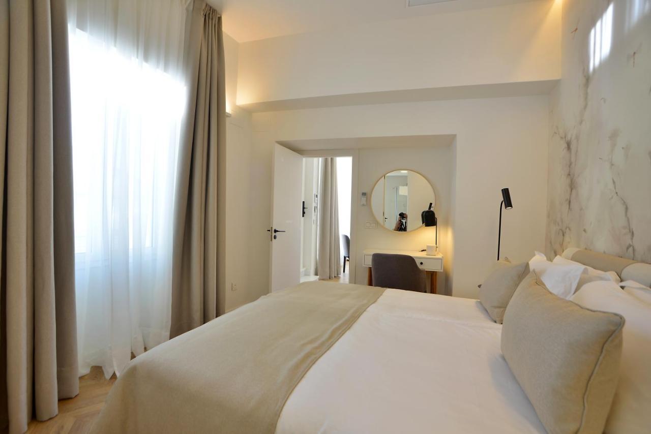 Plaza Mina Suites - Adults Recommended By Luxury Suites Cádiz Exterior foto A bedroom at the hotel