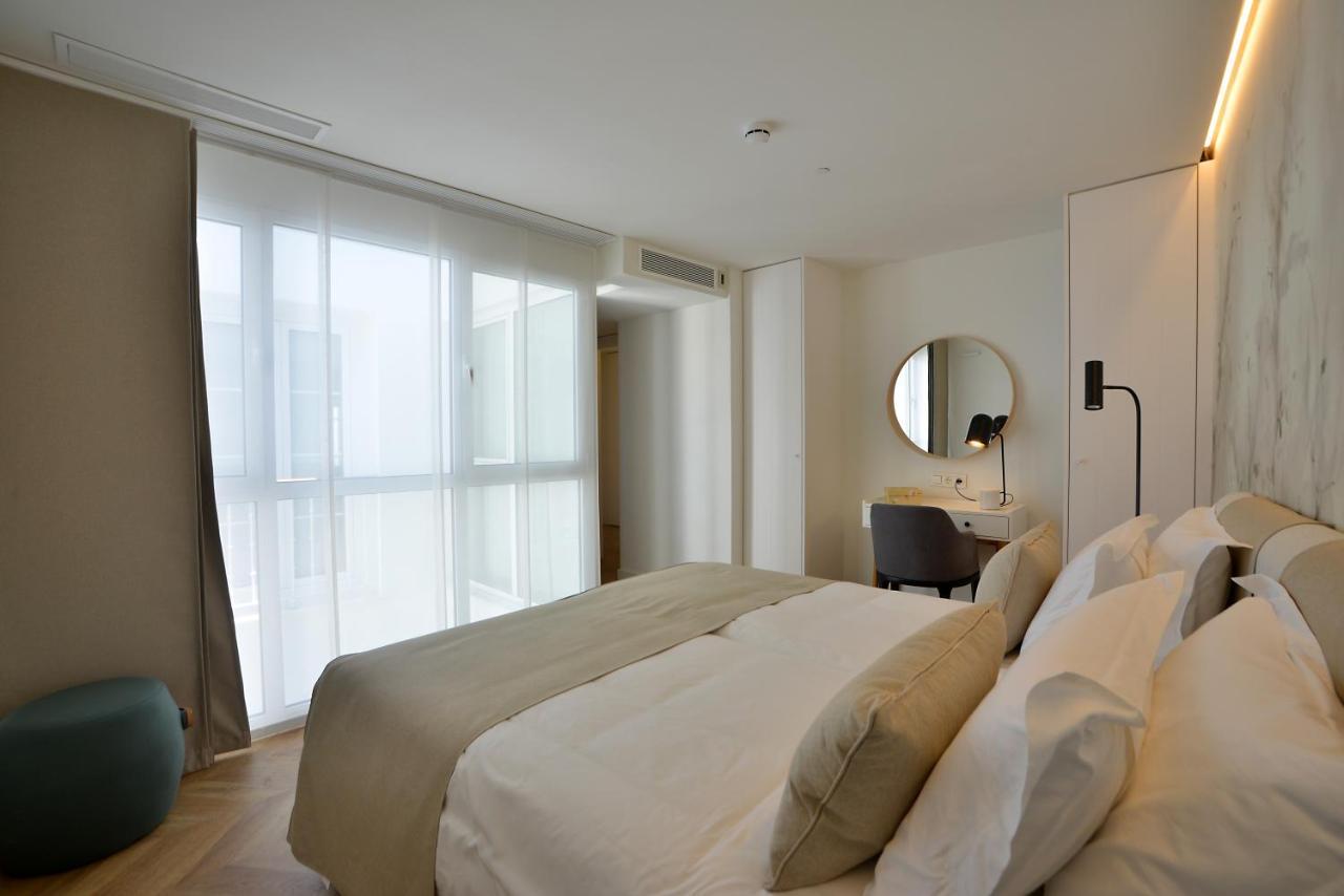 Plaza Mina Suites - Adults Recommended By Luxury Suites Cádiz Exterior foto A bedroom at the hotel