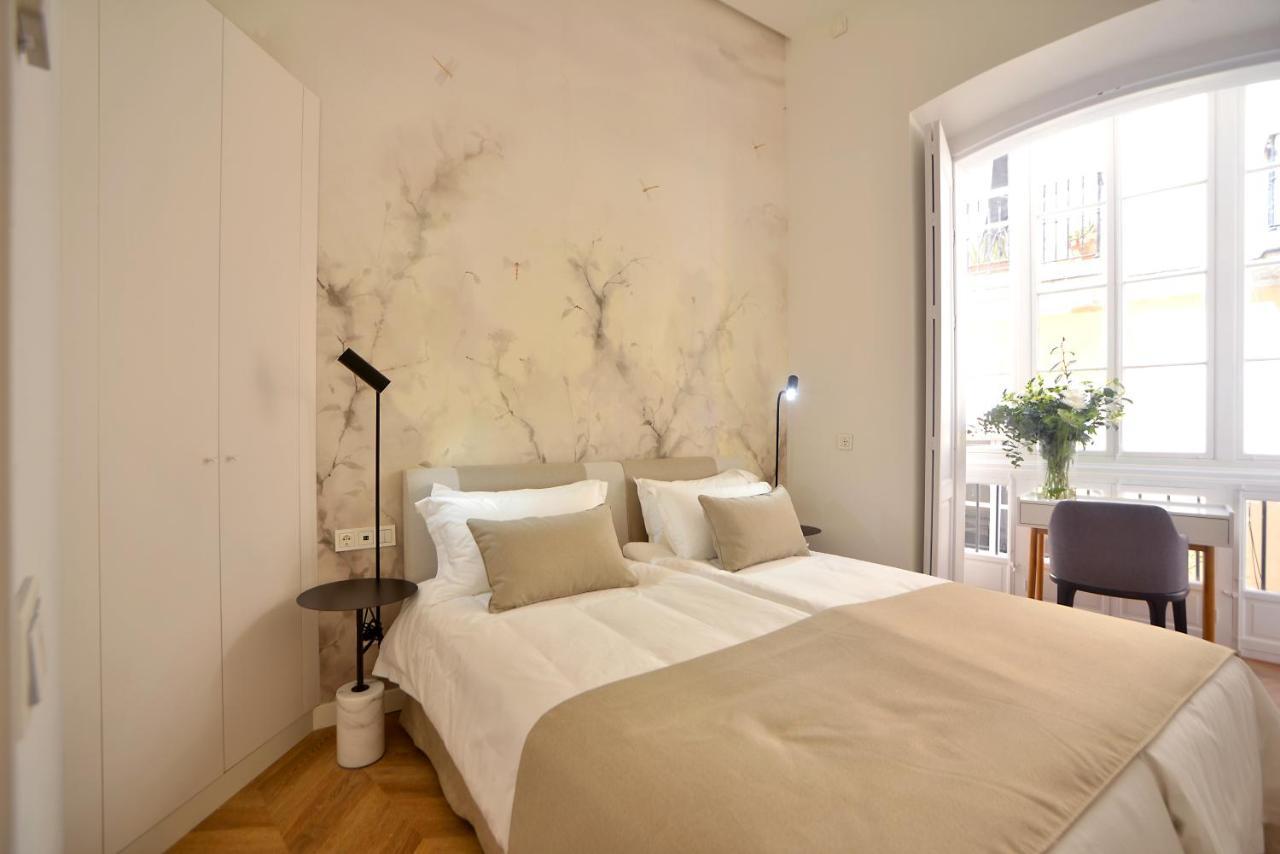 Plaza Mina Suites - Adults Recommended By Luxury Suites Cádiz Exterior foto A bedroom at the hotel