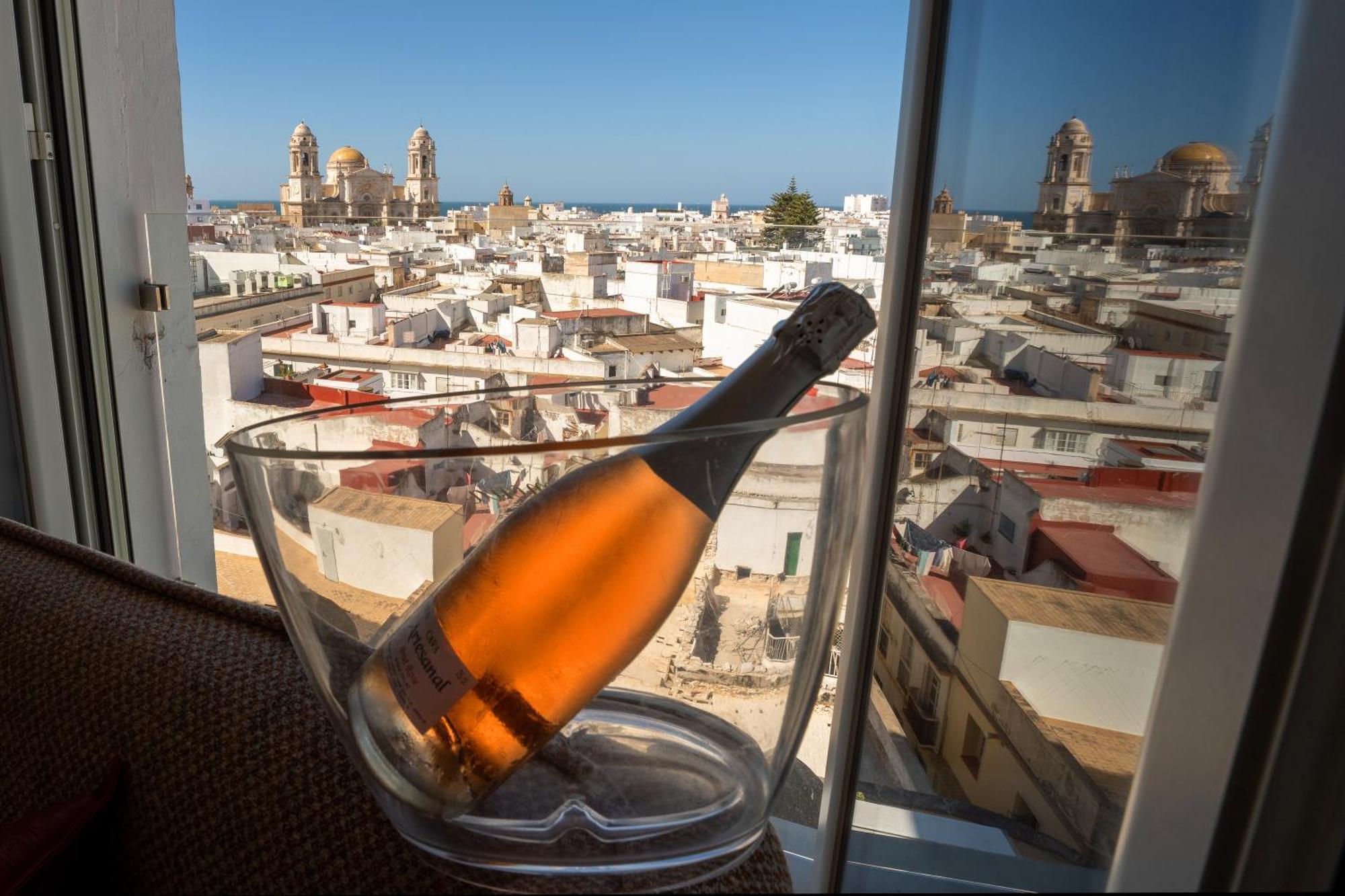 Plaza Mina Suites - Adults Recommended By Luxury Suites Cádiz Exterior foto A bottle of Cava