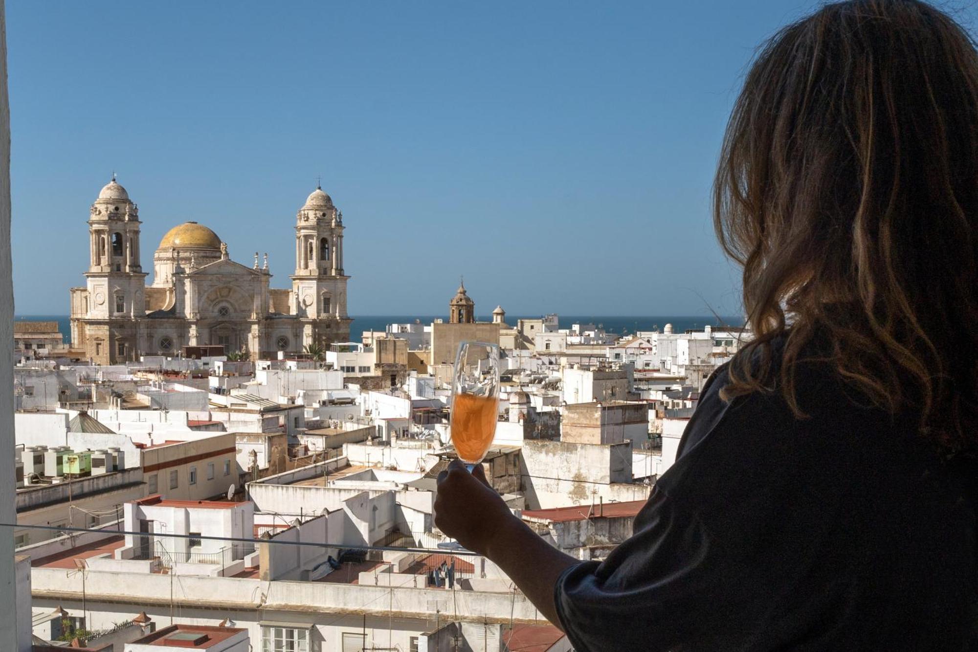Plaza Mina Suites - Adults Recommended By Luxury Suites Cádiz Exterior foto A woman drinking vermouth in Cádiz, Spain
