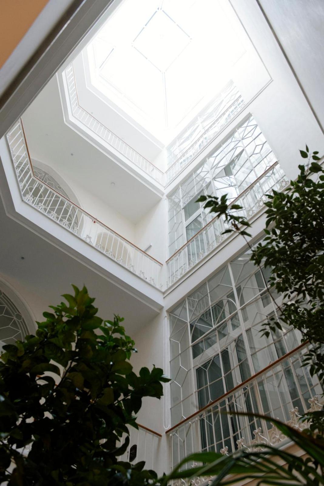 Plaza Mina Suites - Adults Recommended By Luxury Suites Cádiz Exterior foto Interior of the building