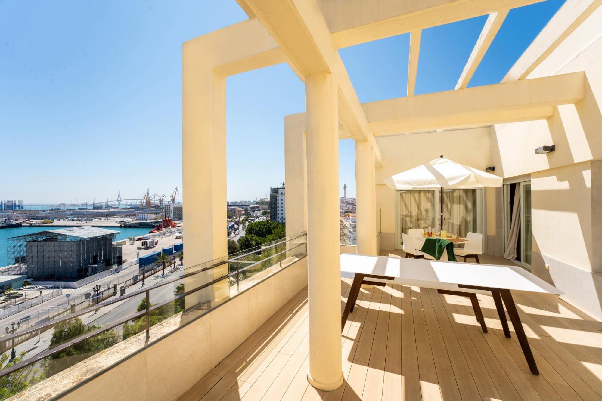 Plaza Mina Suites - Adults Recommended By Luxury Suites Cádiz Exterior foto The view from the balcony of a penthouse apartment