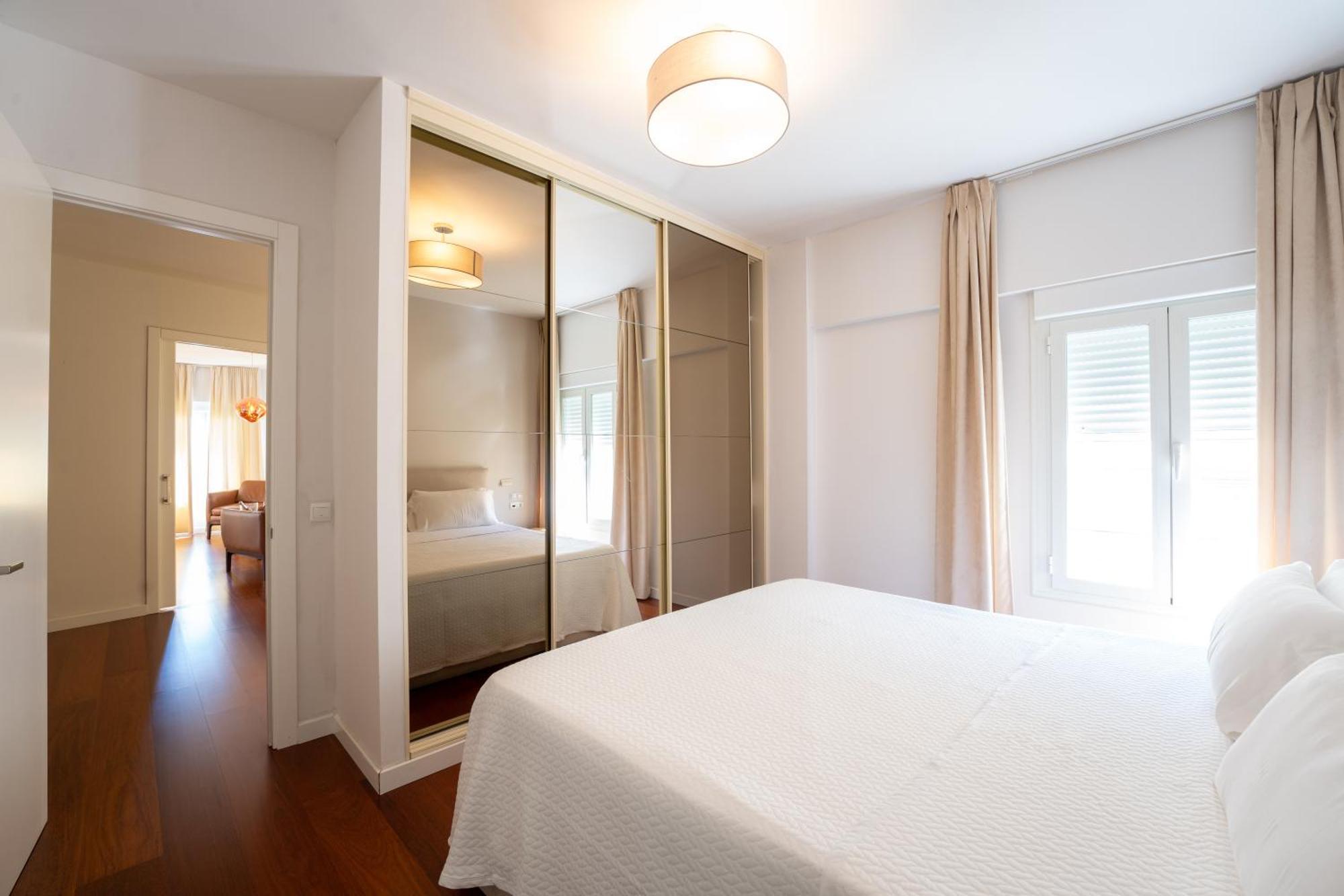 Plaza Mina Suites - Adults Recommended By Luxury Suites Cádiz Exterior foto A bedroom with a mirrored armoire