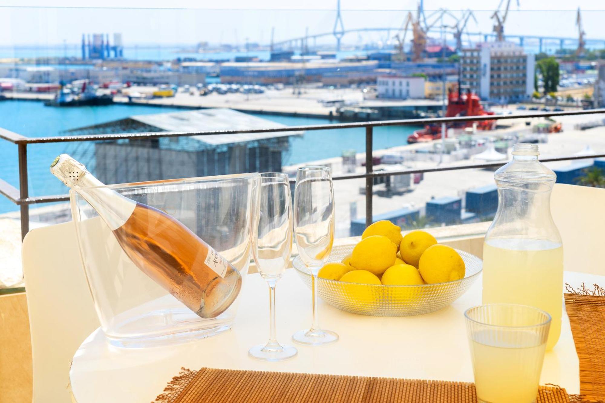 Plaza Mina Suites - Adults Recommended By Luxury Suites Cádiz Exterior foto A bottle of sparkling wine