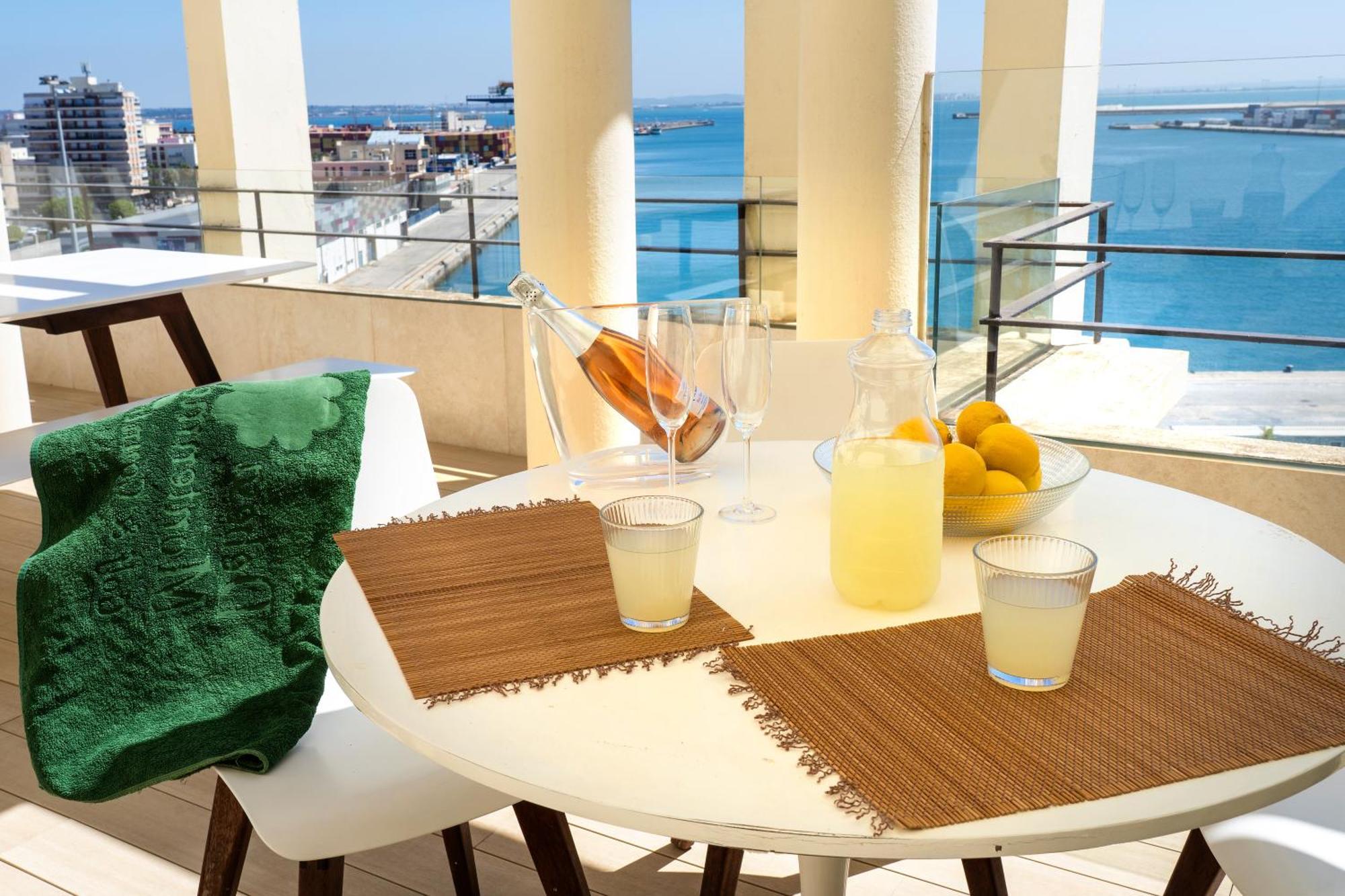 Plaza Mina Suites - Adults Recommended By Luxury Suites Cádiz Exterior foto A rendering of a balcony at the proposed One River North